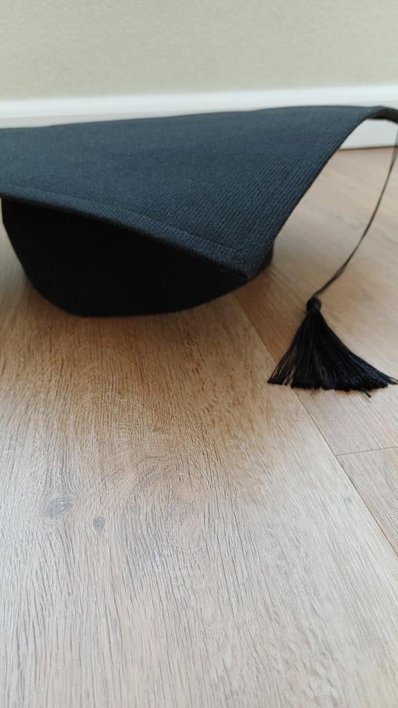 Zwarte afstudeerhoed met kwastje, Ophalen of Verzenden, Zo goed als nieuw