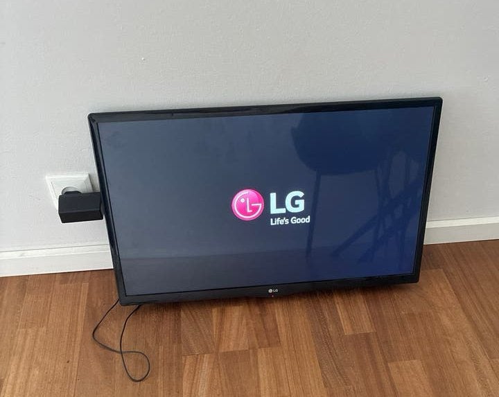 LG TV 22 inch met afstandsbediening en muurbeugel, Ophalen, 50 Hz, HD Ready (720p), 40 tot 60 cm