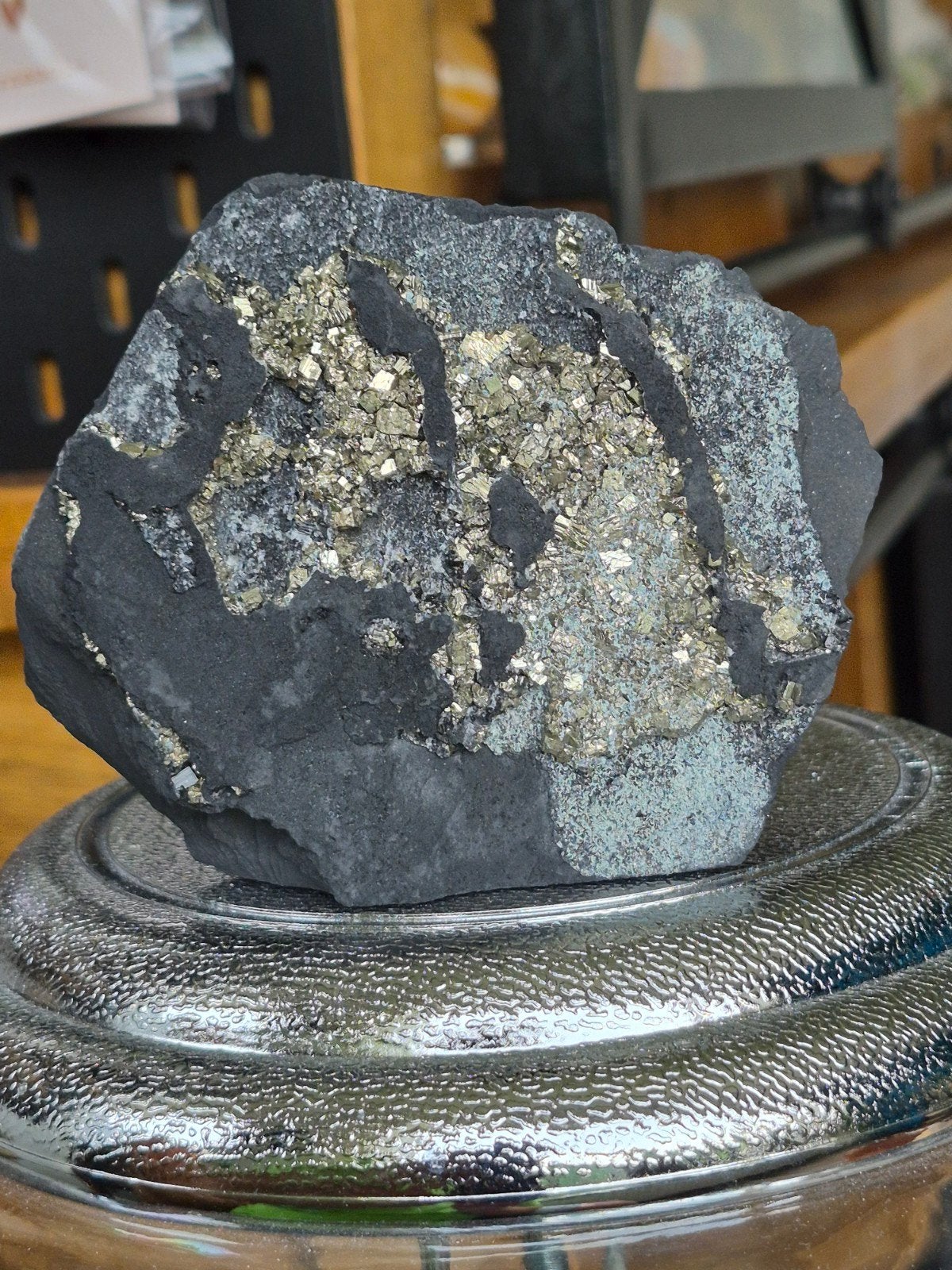 Pyriet op shungiet sculptuur, Verzamelen, Mineralen en Fossielen, Ophalen of Verzenden