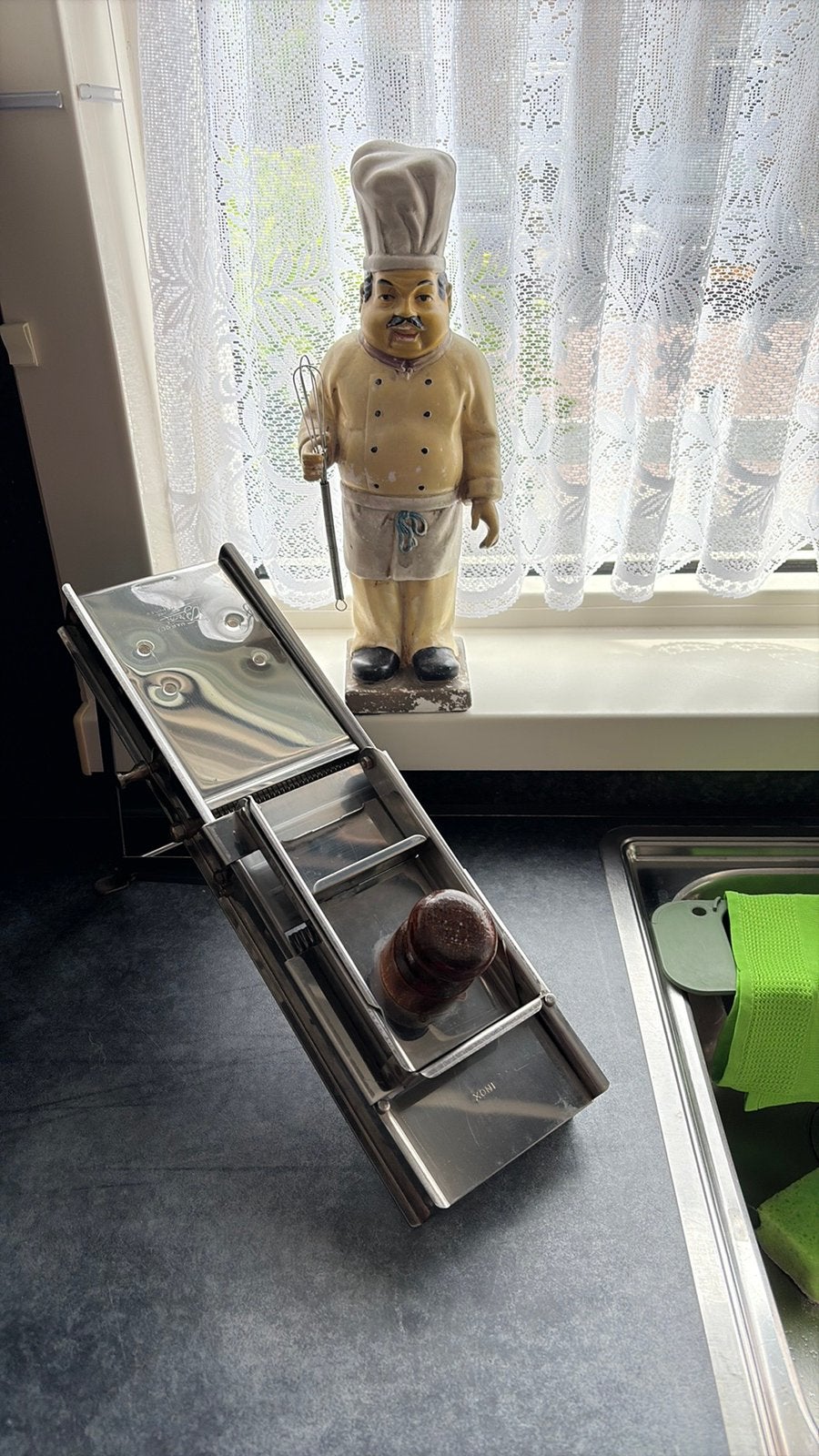Mandoline van Bron RVS met beschermer., Ophalen of Verzenden, Zo goed als nieuw, Rond, Metaal