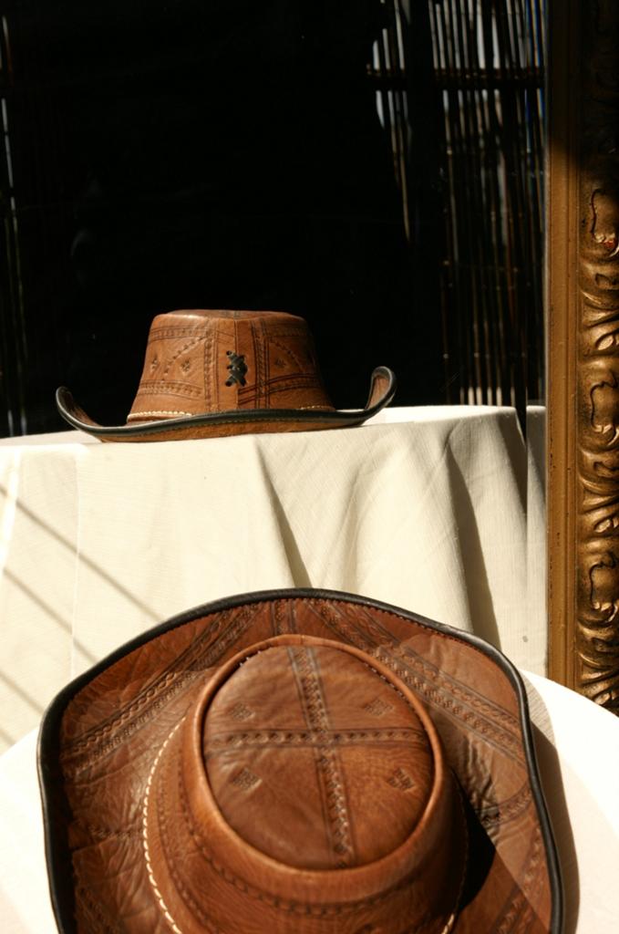 Unieke handgemaakte leren hoed met patroon, Ophalen of Verzenden, Zo goed als nieuw, One size fits all, Hoed