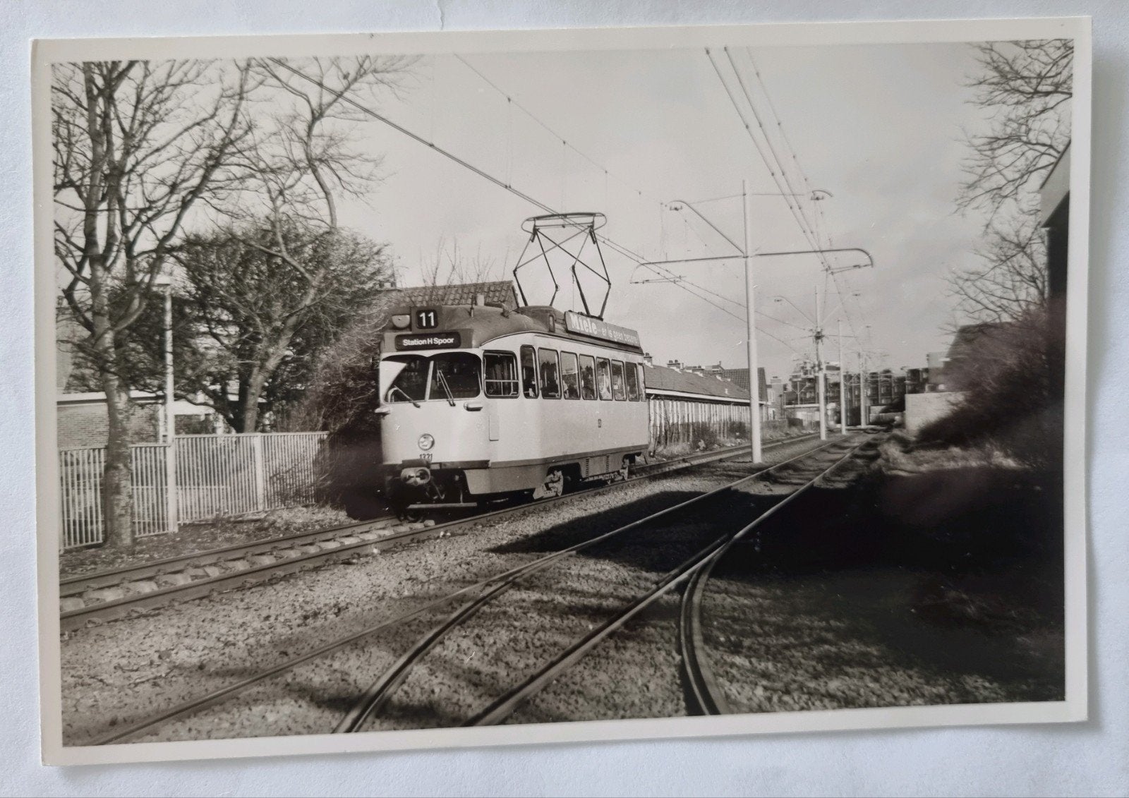 143.Den Haag Heemstraat met PCC tram lijn 11 - Zwart-wit fot, Ophalen of Verzenden, 1980 tot heden, Zuid-Holland