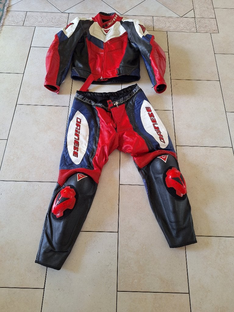 Dainese leren motorpak, 2-delig, maat 54, Motoren, Kleding | Motorkleding, Ophalen, Dainese, Tweedehands, Heren