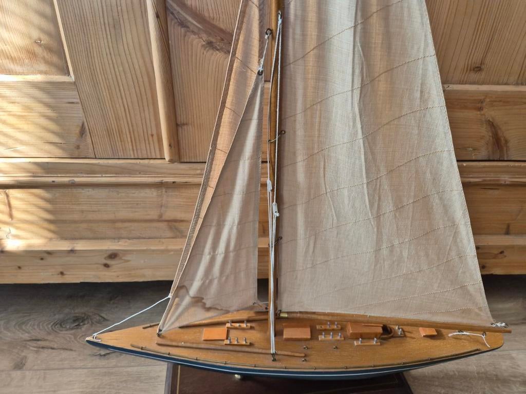 2 kajuitzeilboten model op standaard, Hobby en Vrije tijd, Modelbouw | Boten en Schepen, Ophalen, Gebruikt, Groter dan 1:32, Overige merken