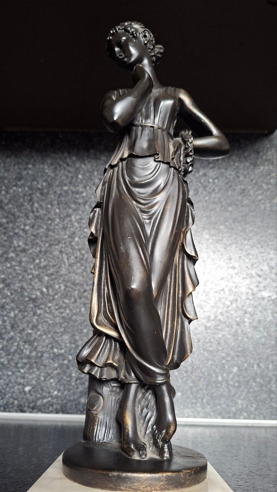 Bronzen beeld van een vrouw op marmeren sokkel, Ophalen of Verzenden