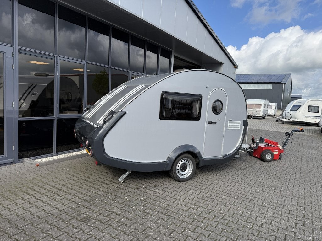 T@B Basic 320 RS Bed/Zit 665KG leeg + Tent BJ2024 Nieuwstaat, Caravans en Kamperen, Caravans, Lengtebed, Tot en met 2, Bedrijf
