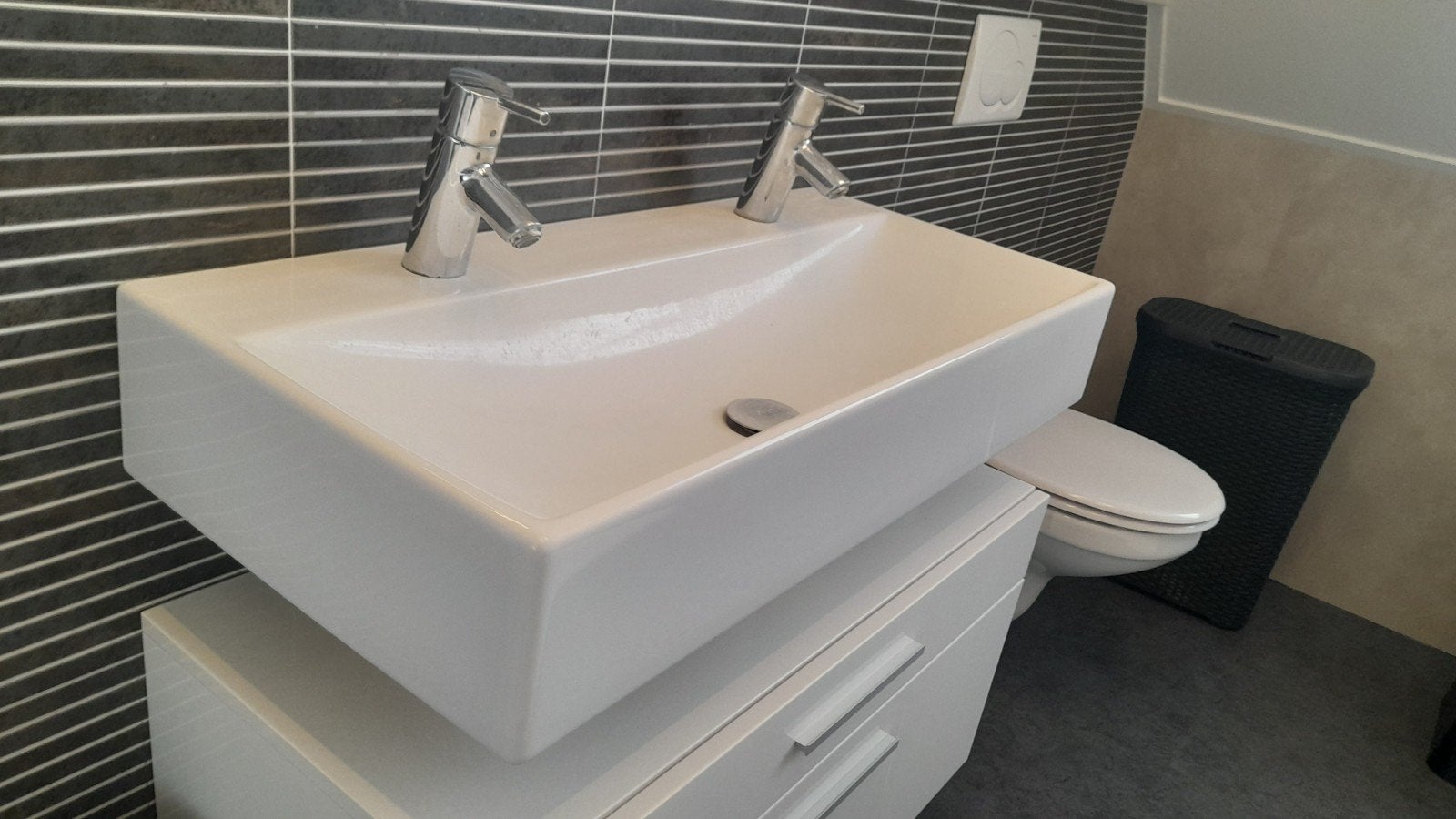 Wastafelmeubel en wastafel met 2 Hansgrohe mengkranen., Huis en Inrichting, Ophalen, Gebruikt, 50 tot 100 cm, Minder dan 100 cm