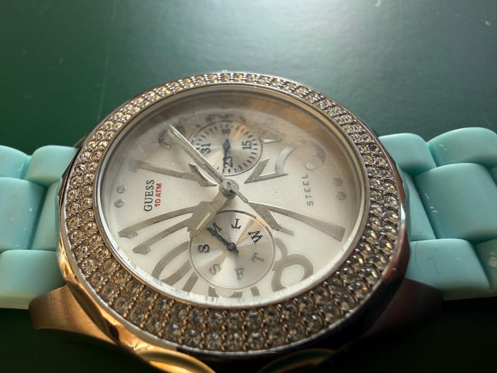 Guess Dameshorloge met strass en lichtblauwe band, Gebruikt, Staal, Guess, Polshorloge