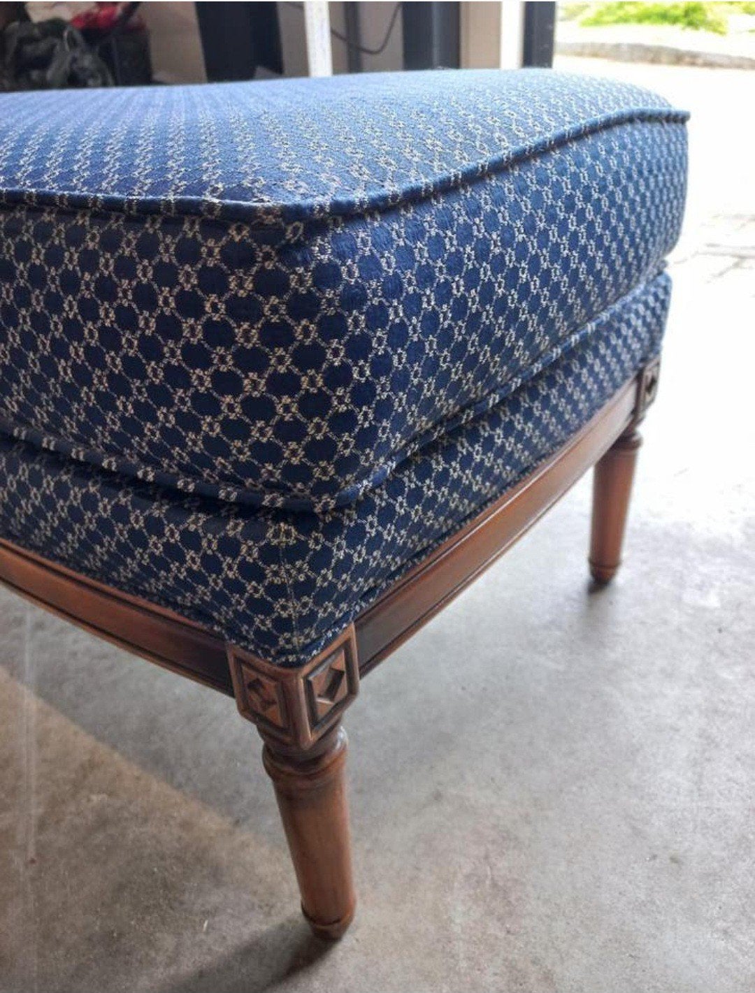 Blauw voetenbankje met patroon en houten poten, Ophalen, Zo goed als nieuw