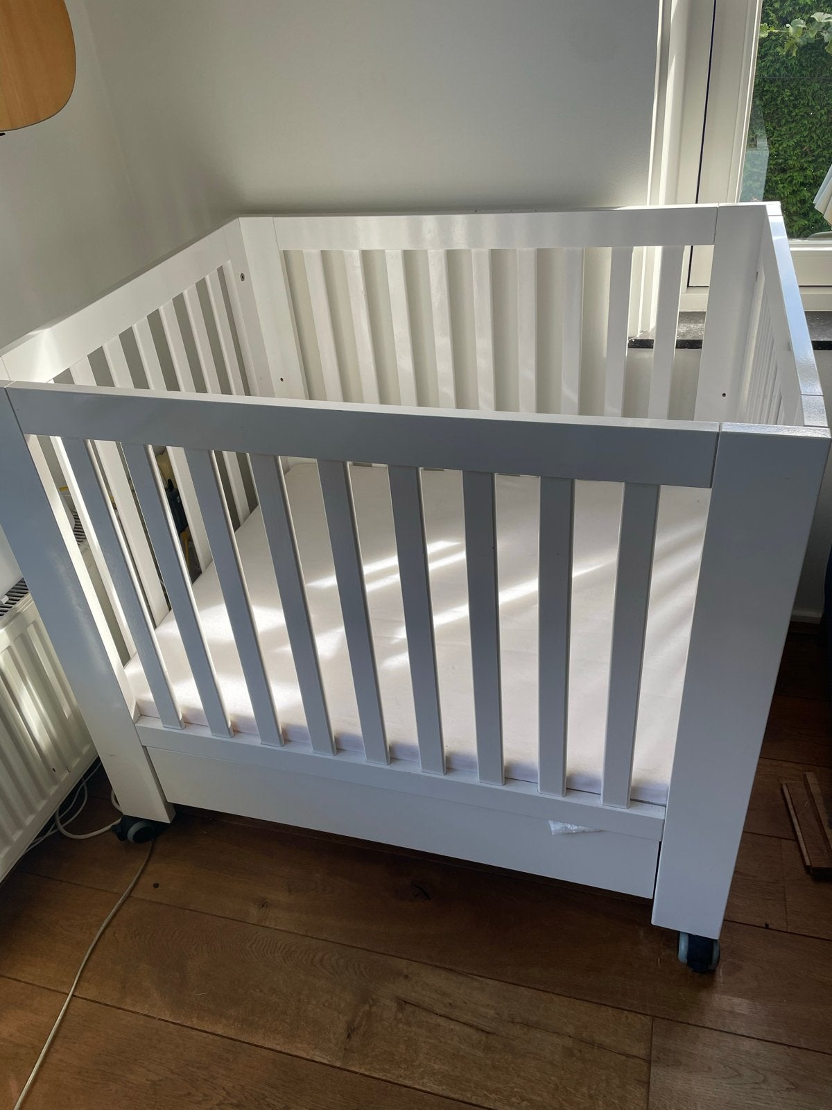 Wit babybox met lade en wieltjes - Inclusief matras, Gebruikt, 70 tot 85 cm, Ophalen of Verzenden, Minder dan 140 cm