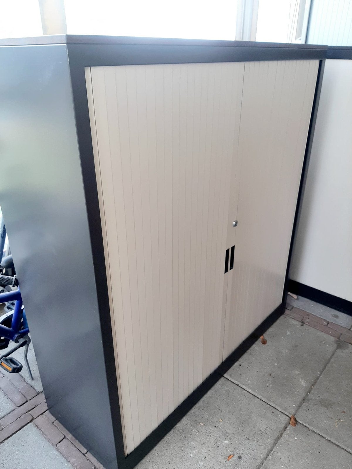 Roldeurkast 138 cm hoog, Ophalen, Zo goed als nieuw, 25 tot 50 cm, 100 tot 150 cm