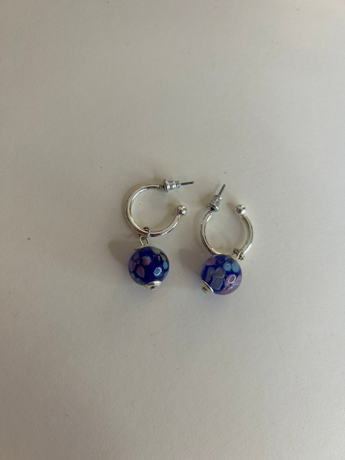 Dames oorbellen | blauw balletje | Hema | als nieuw, Overige materialen, Hangers, Blauw, Ophalen of Verzenden
