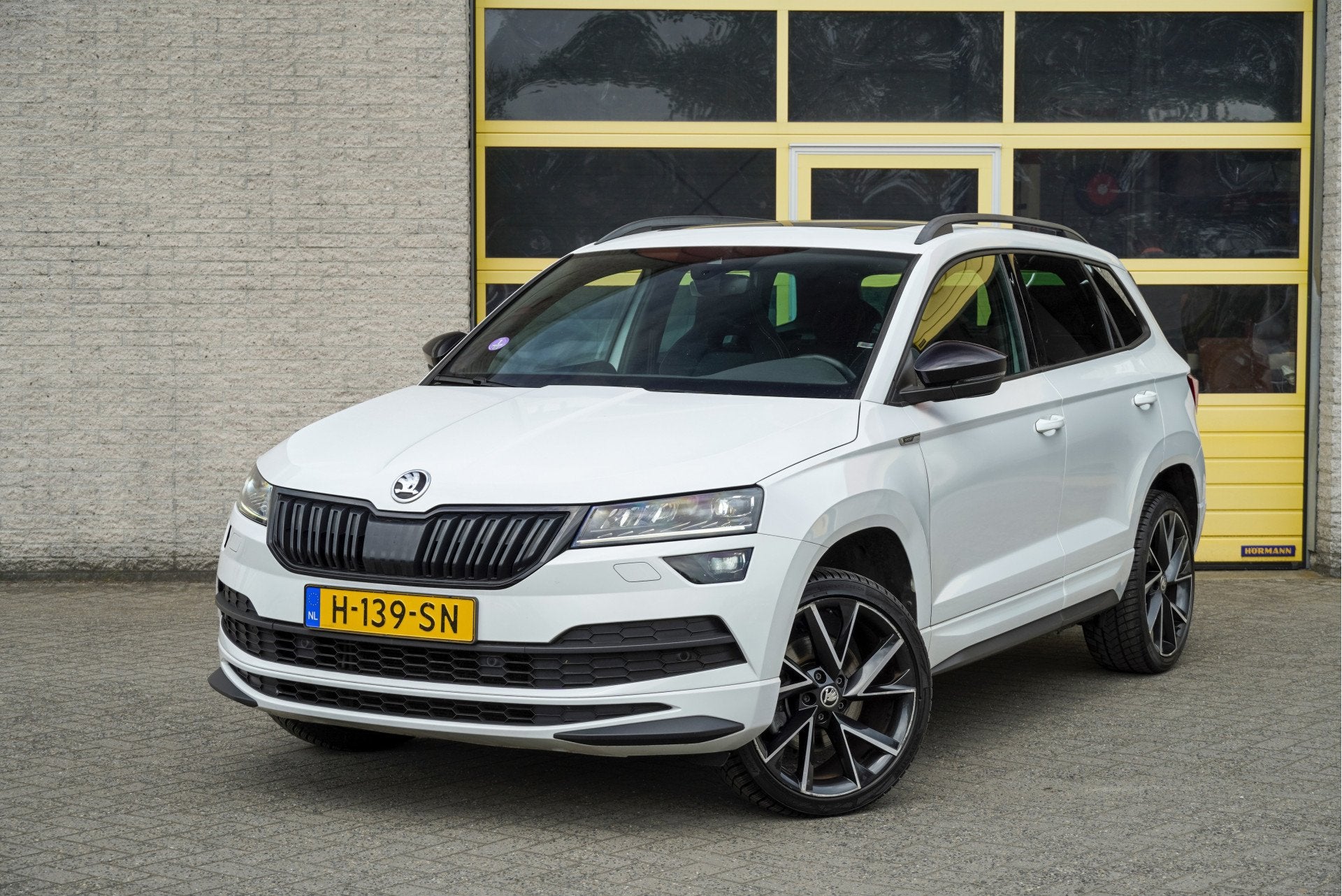 Skoda Karoq 1.5 TSI ACT 150PK! Automaat Sportline Business B, Auto's, Stof, 4 cilinders, 150 pk, Wit