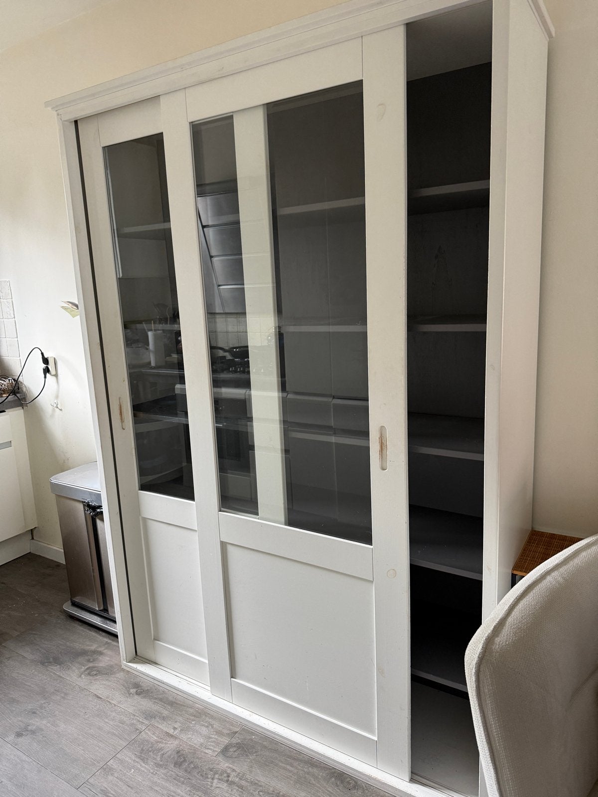 glazen vitrinekast met schuifdeuren, Gebruikt, 100 tot 150 cm, Ophalen of Verzenden, Glas