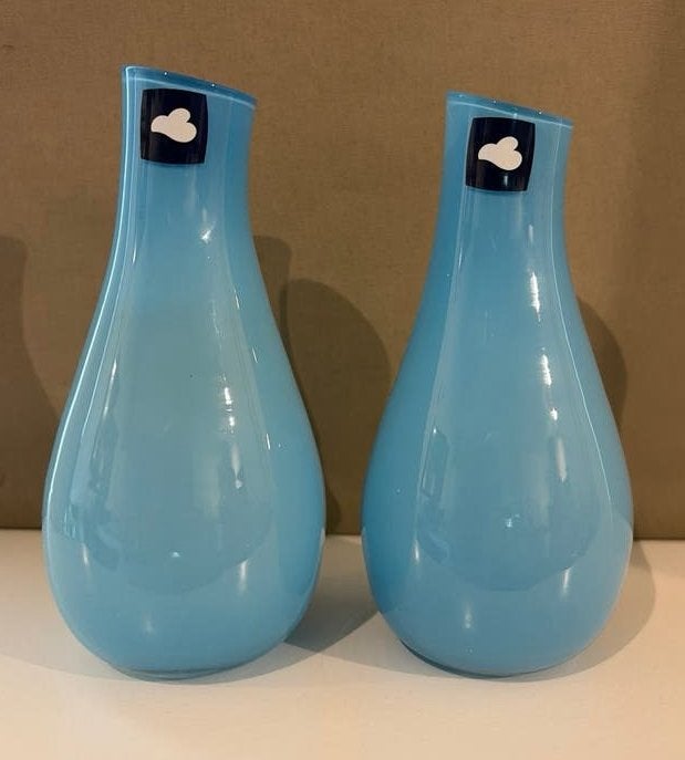 2 Leonardo vaasjes, lichtblauw glas, 16,5 cm hoog, sticker, Huis en Inrichting, Woonaccessoires | Vazen, 26 cm, Blauw, Ophalen of Verzenden