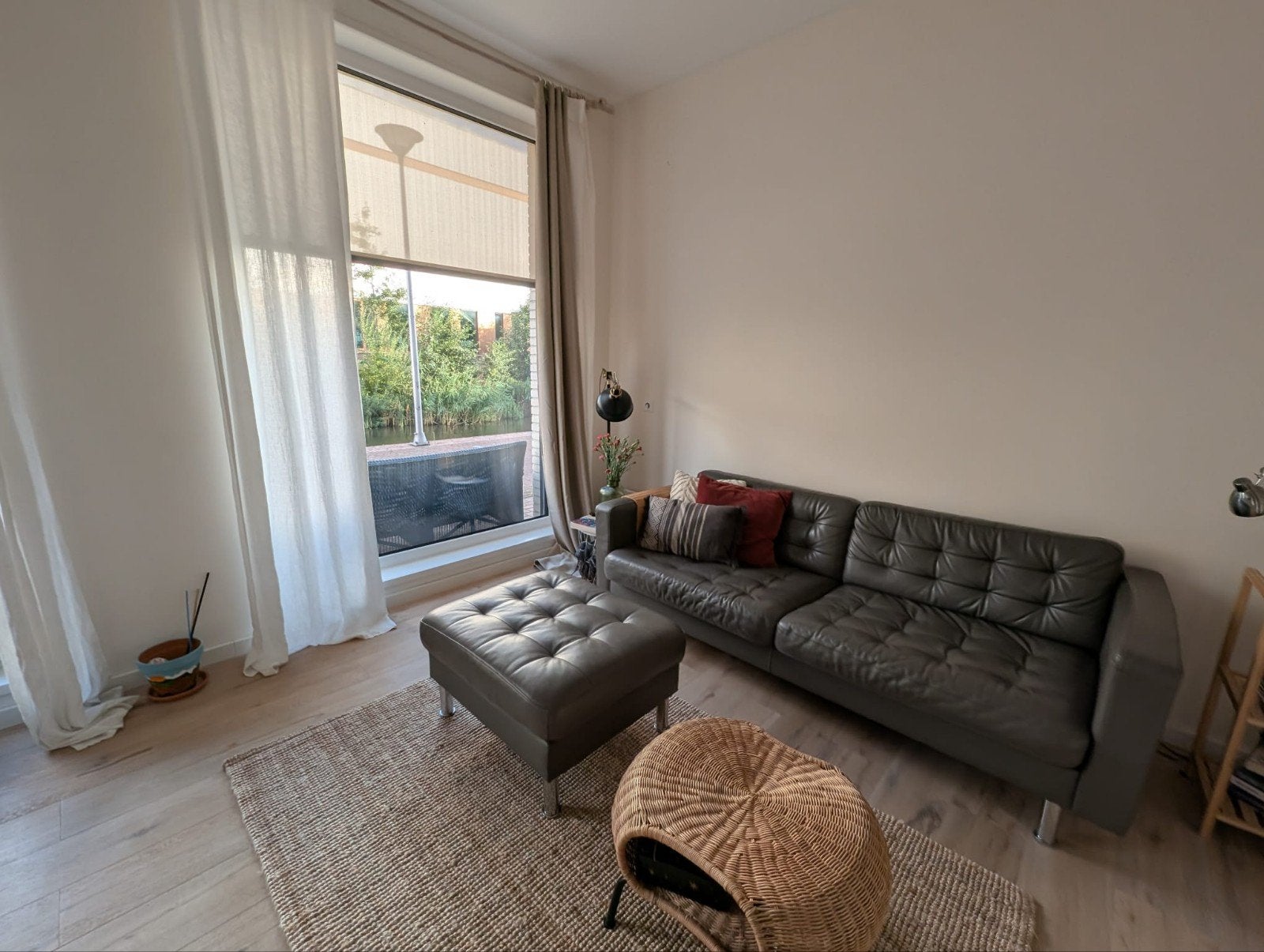 IKEA LANDSKRONA 3-zitsbank grijs leer met poef, Huis en Inrichting, Ophalen, Gebruikt, Driepersoons, Rechte bank