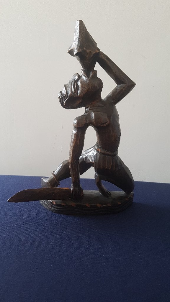 Houten afrikaans beeld, mooi houtsnijwerk, 27,5 cm h, Ophalen of Verzenden