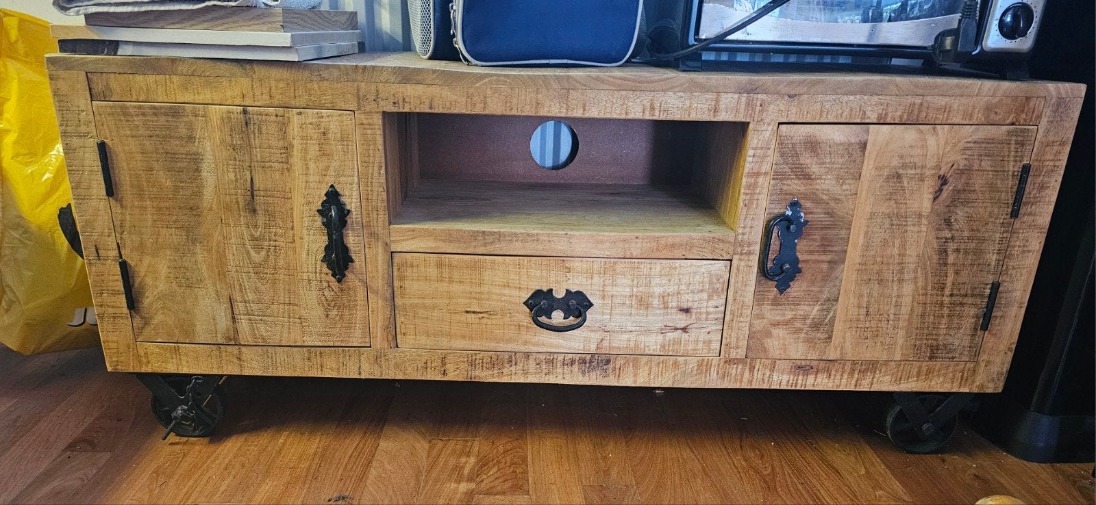 Stoer mango houten tv-meubel op wielen, Huis en Inrichting, Ophalen, Gebruikt