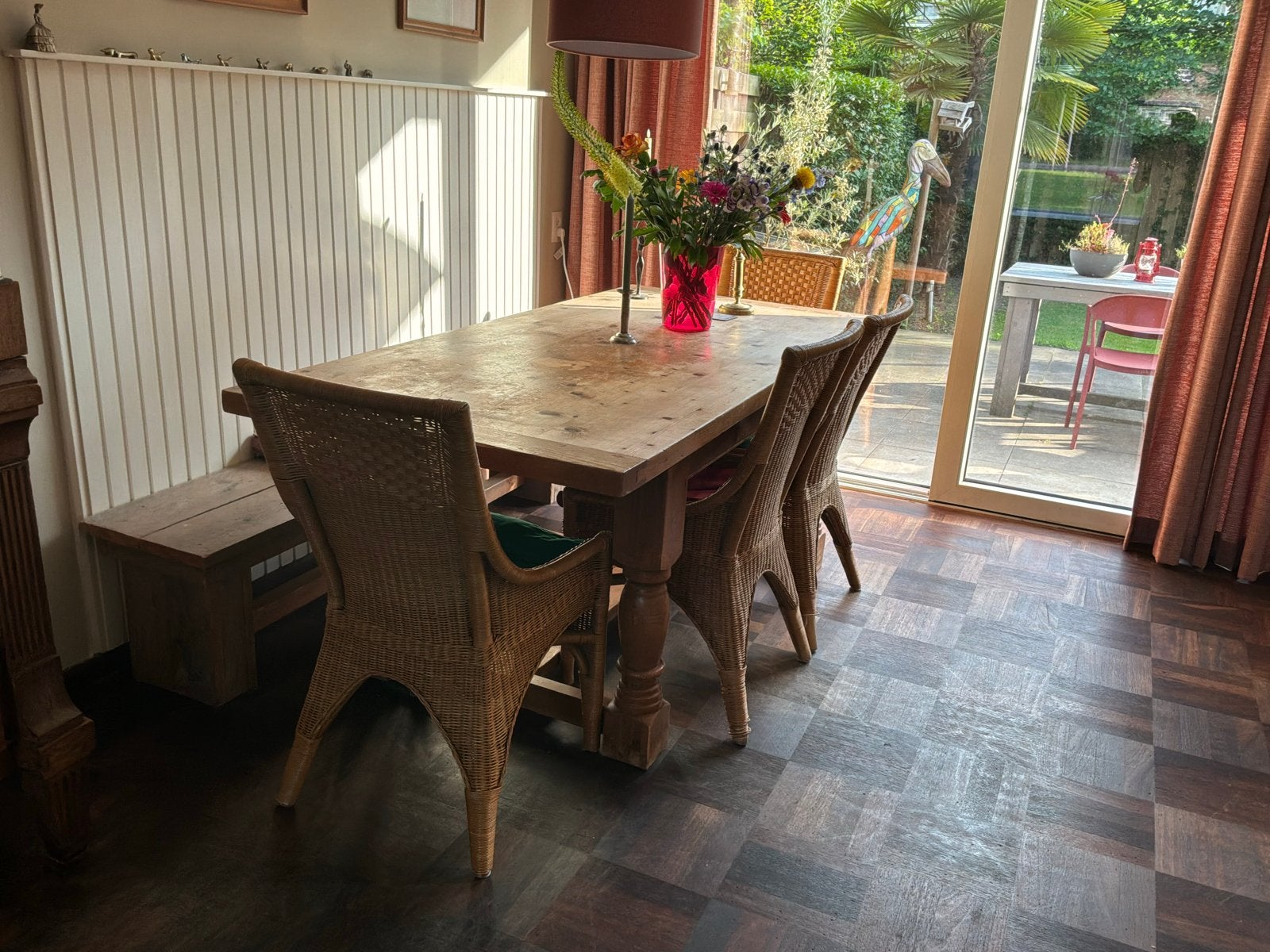 Robuuste houten eettafel met rieten stoelen, Ophalen, Gebruikt, 100 tot 150 cm, 50 tot 100 cm