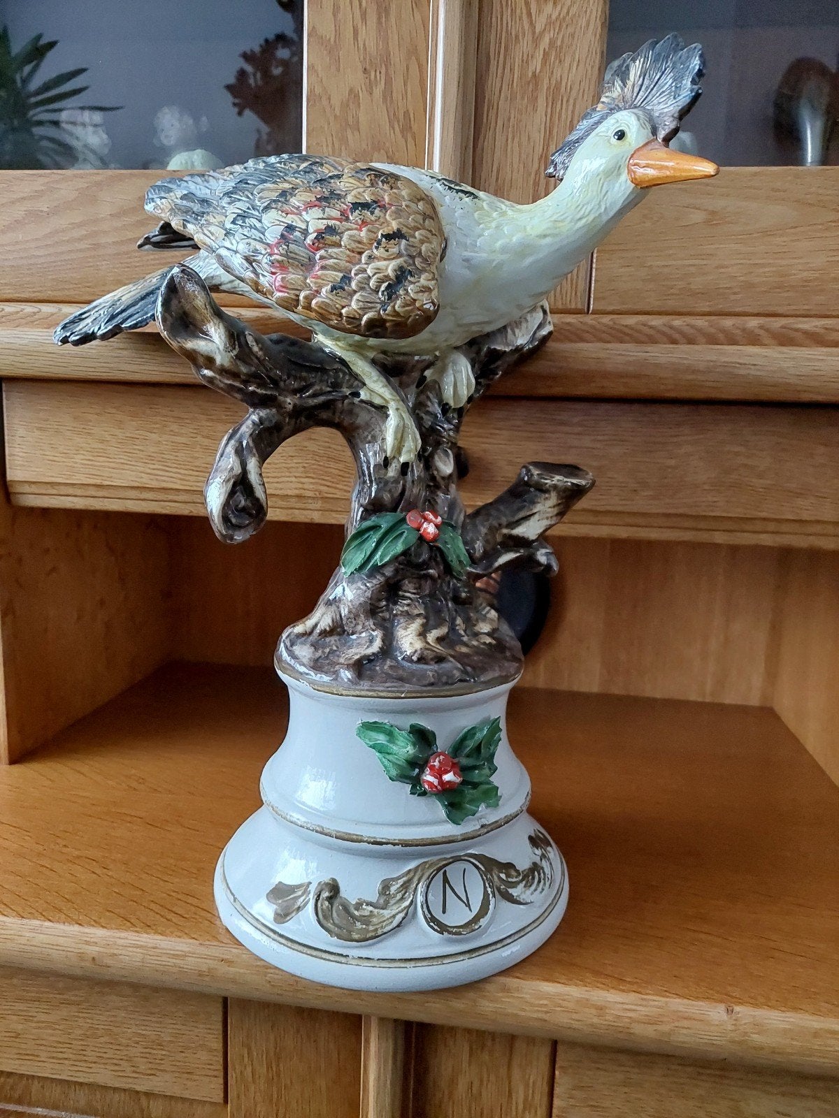Groot keramiek beeld vogel op een bel met kerstdecoratie., Ophalen