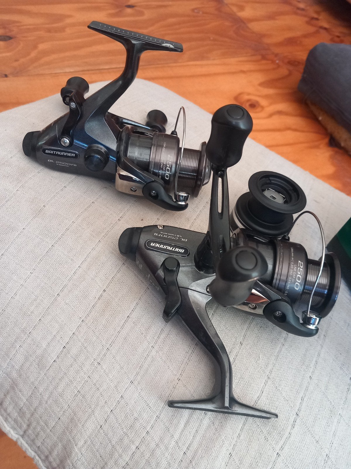 2x baitrunner >> Shimano 2500 FB, Watersport en Boten, Hengelsport | Witvissen, Zo goed als nieuw, Molen, Ophalen of Verzenden