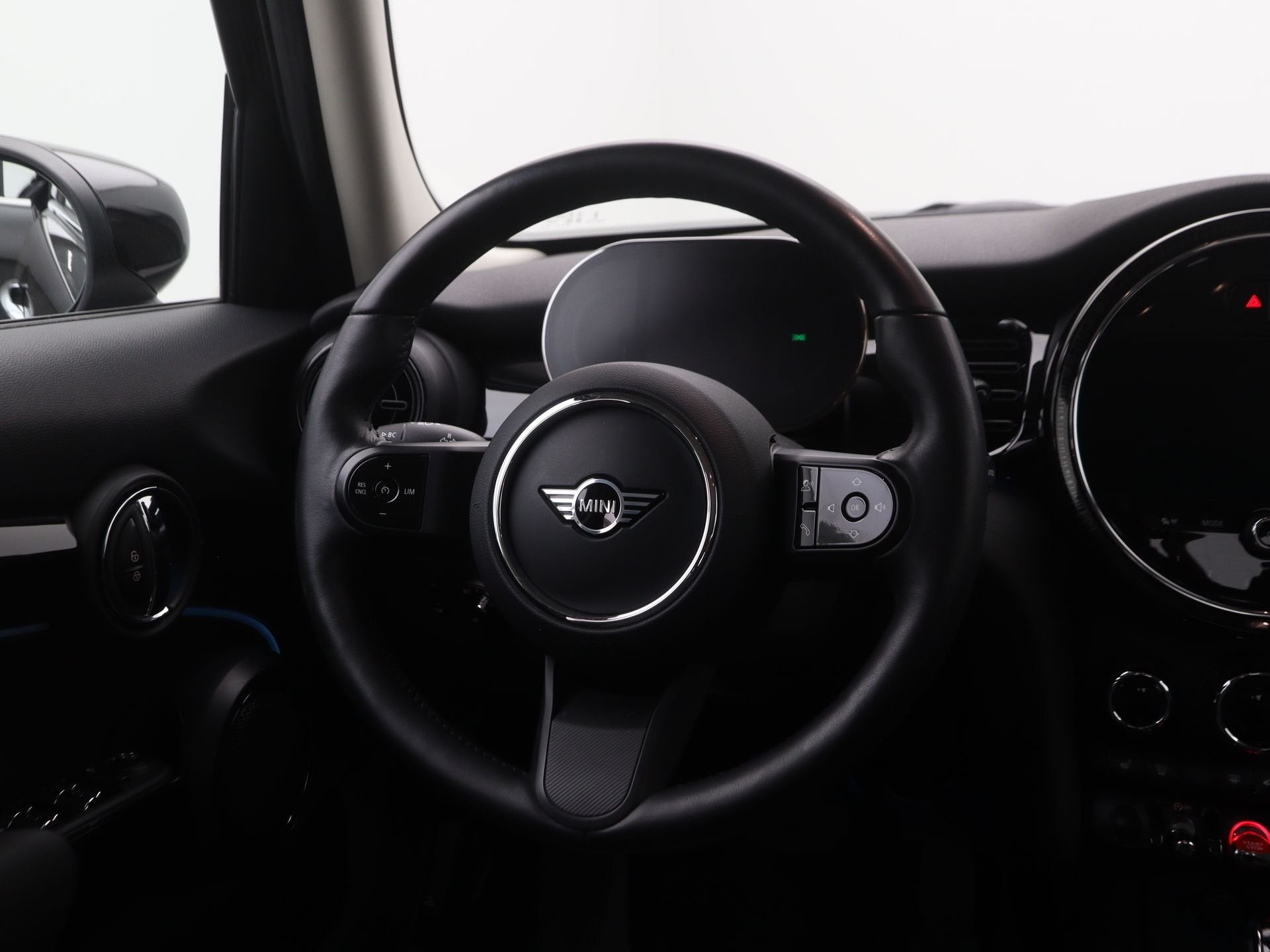MINI 5-deurs Cooper Classic Aut. (bj 2022, automaat), Auto's, Gebruikt, Met garantie (alle), Leder en Stof, Zwart