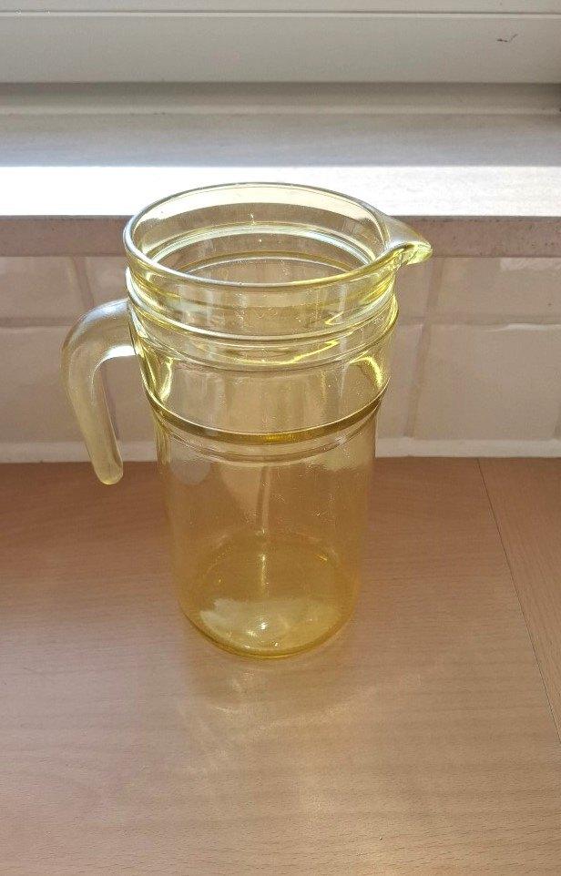 Vintage Schenkkan / Sapkan in Geel Glas - Nieuw, Glas of Glazen, Nieuw, Ophalen of Verzenden, Glas