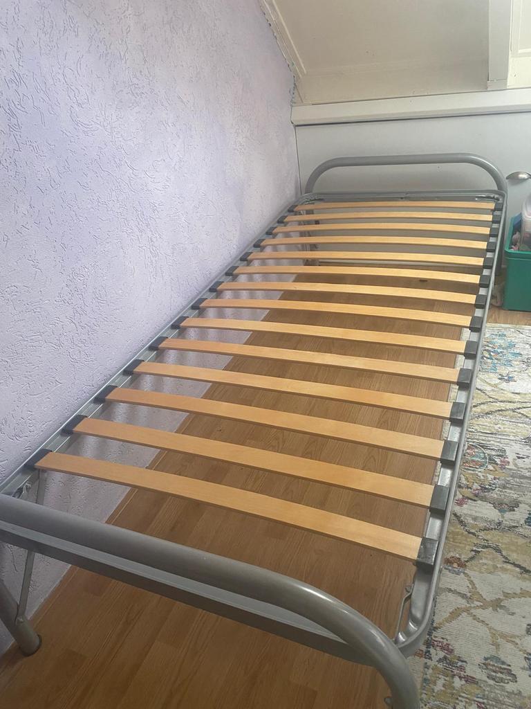 Logeerbed inklapbaare poten met wielen., Ophalen, 90 cm, Eenpersoons, Zo goed als nieuw