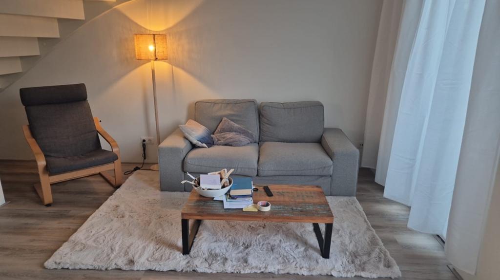 moet weg ivm nieuwe bank KIVIK 2-zitsbank,  beige/grijs, Huis en Inrichting, Banken | Bankstellen, Ophalen, Gebruikt, 150 tot 200 cm