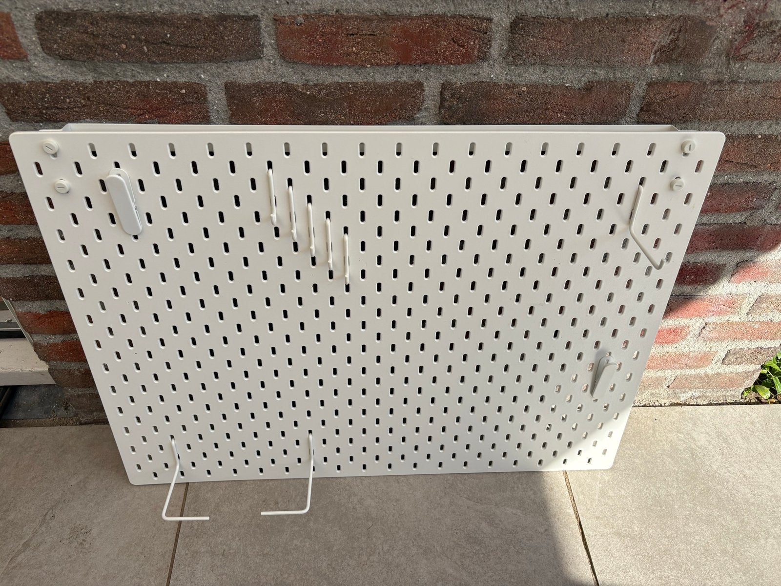 IKEA SKÅDIS gaatjesbord 76x56 cm (wit) incl. accessoires, Ophalen, Zo goed als nieuw, Wit, Metaal