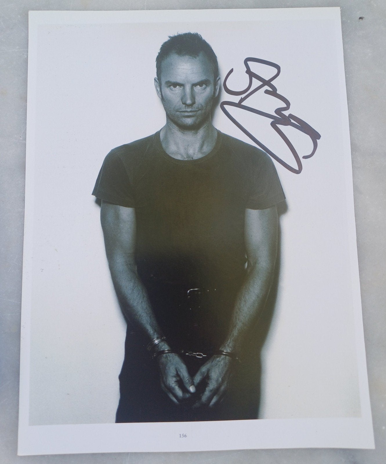 Sting handtekening gesigneerde foto 30x18cm, Verzamelen, Ophalen of Verzenden, Zo goed als nieuw, Foto of Kaart