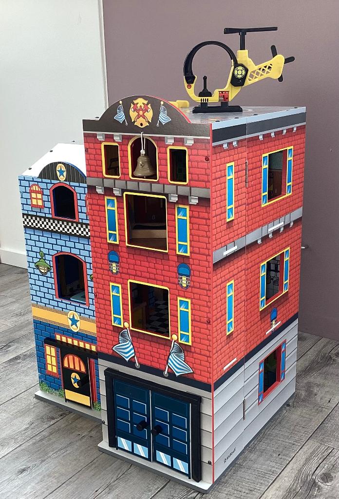 Houten poppenhuis brandweer politie Kidkraft, Kinderen en Baby's, Speelgoed | Poppenhuizen, Zo goed als nieuw, Poppenhuis, Ophalen