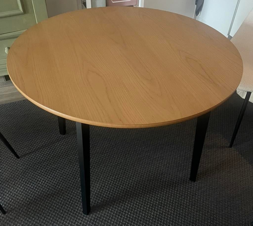 Tafel Jysk Ø105 naturel eiken/zwart, Ophalen, 50 tot 100 cm, Zo goed als nieuw, Vier personen