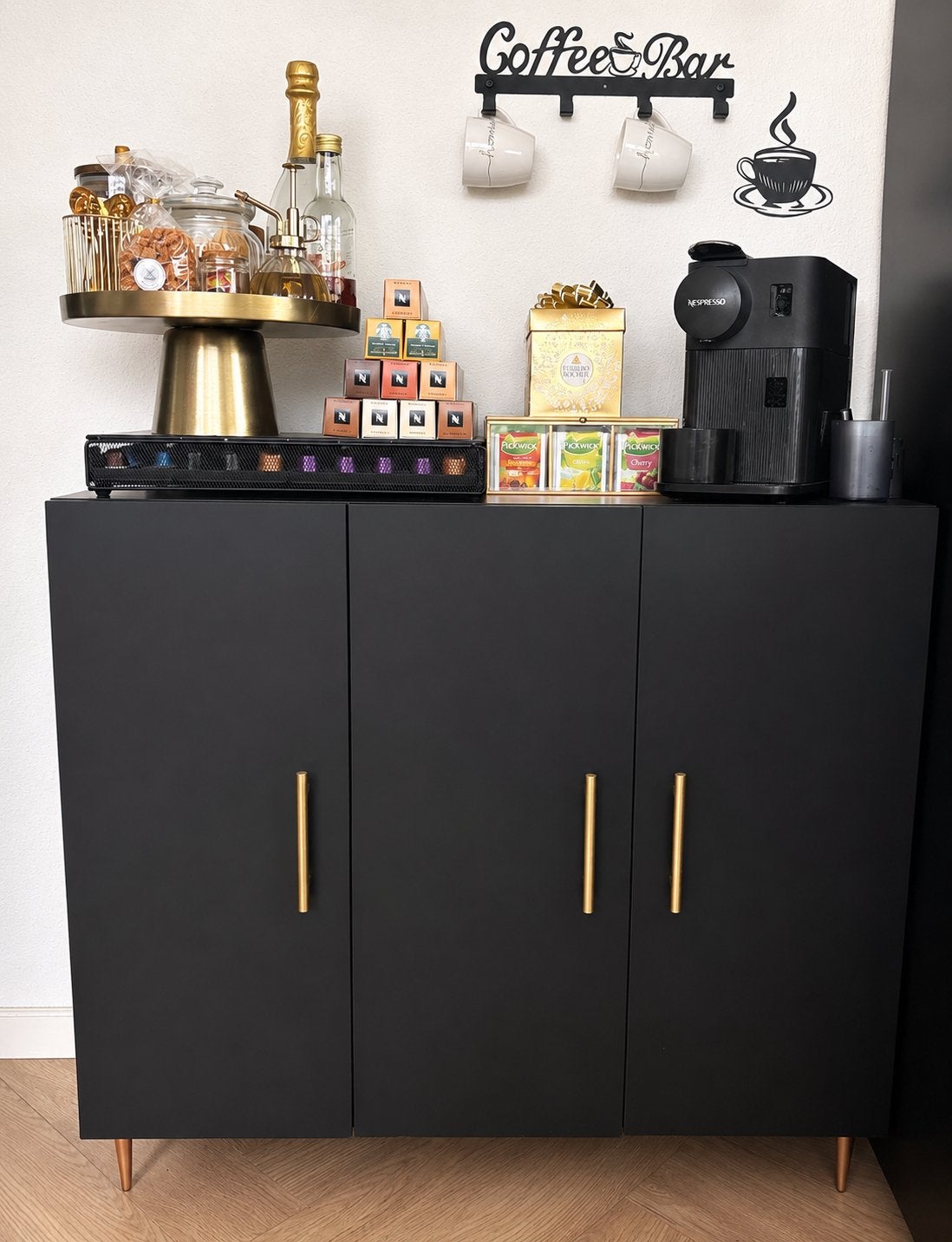 Stijlvolle Zwarte Buffetkast / Coffee Bar met Gouden Details, Huis en Inrichting, Kasten | Dressoirs, Ophalen, Zo goed als nieuw