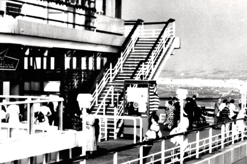 969270	Scheveningen	1965 Pier Wederopbouw	Gelopen, Ophalen of Verzenden, 1960 tot 1980, Gelopen, Zuid-Holland