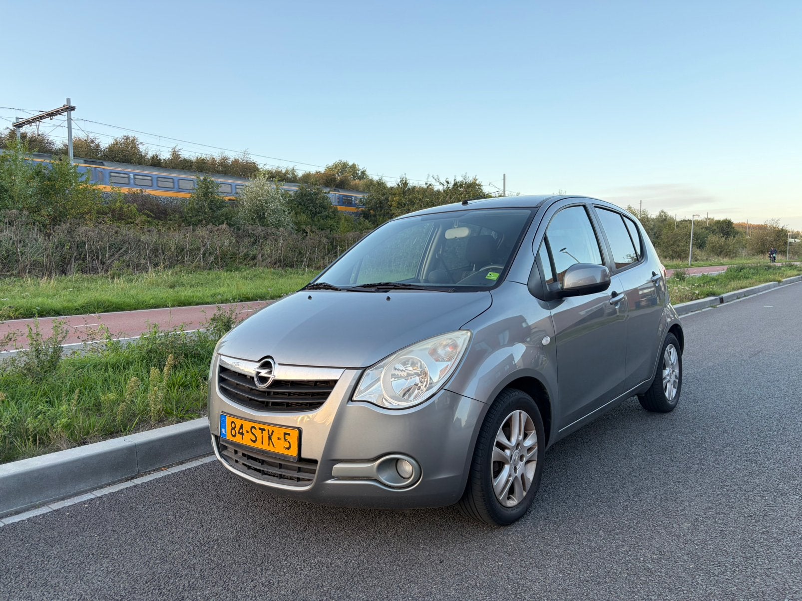 Opel Agila 1.0 12V 2011 Grijs, Auto's, Origineel Nederlands, Handgeschakeld, 3 cilinders, Zilver of Grijs