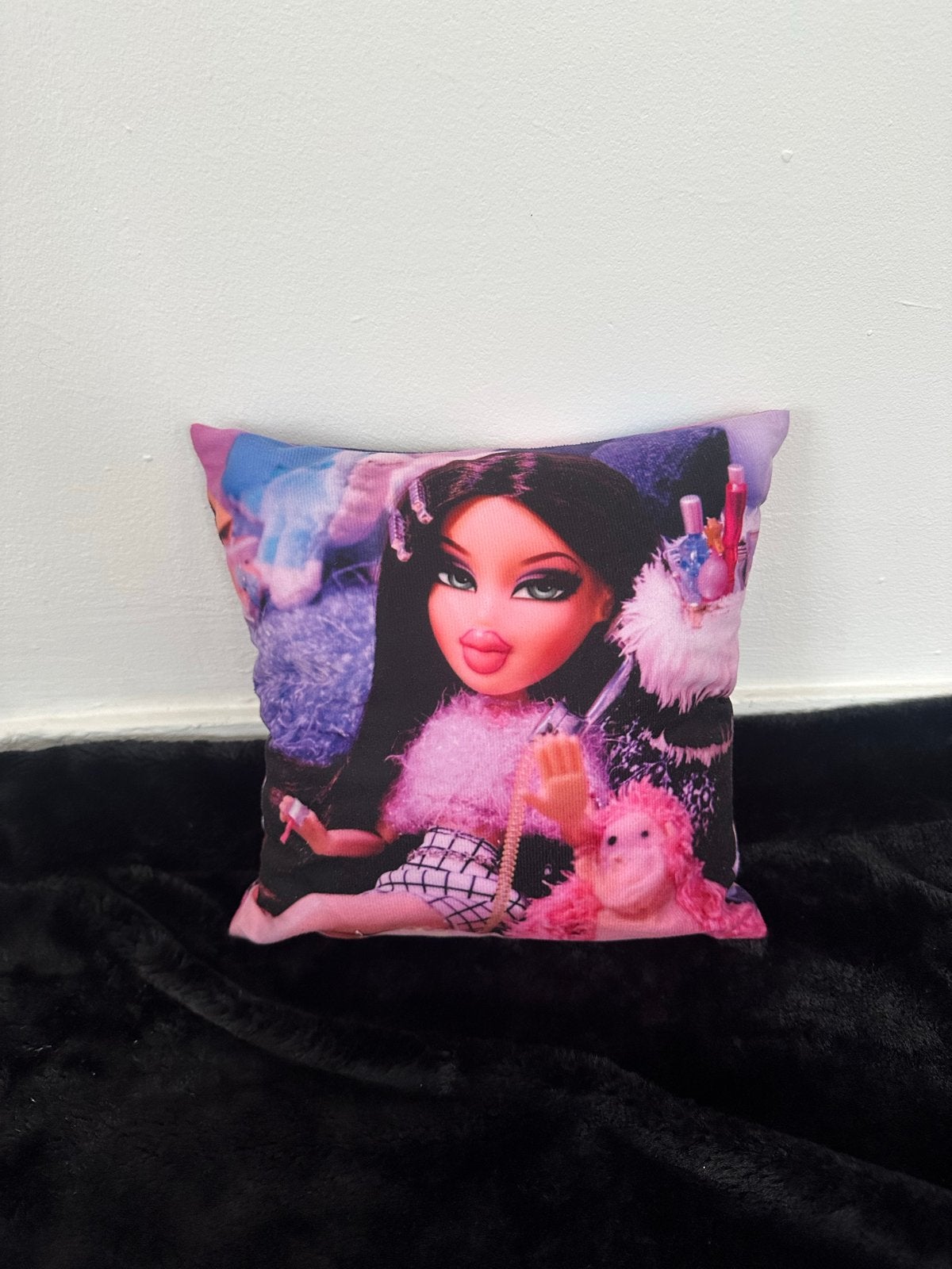 BRATZ - Kussen | Decoratie | Y2K | Retro | Roze, Overige merken, Meerkleurig, Met print, Vierkant