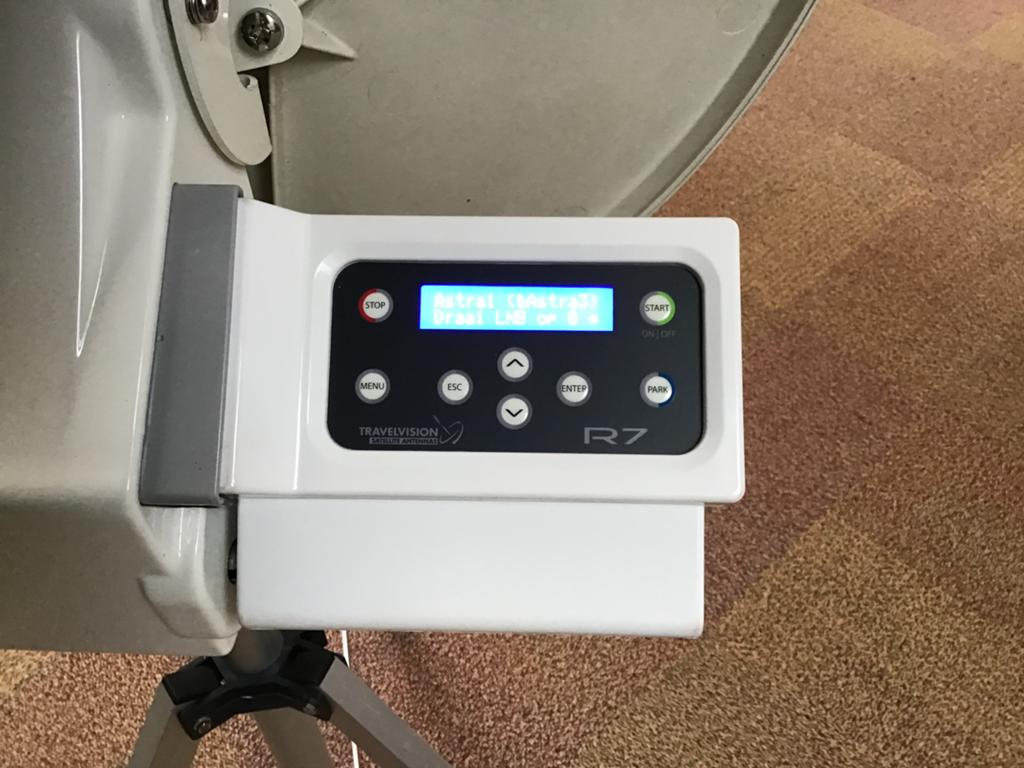Travelvision R7 Volautomatische Schotelantenne, Ophalen, Gebruikt, (Schotel)antenne, Overige merken
