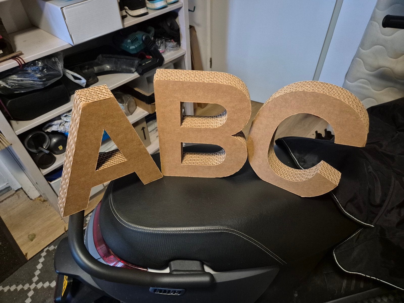 Kartonnen letters A, B, C - Knutselmateriaal, Ophalen of Verzenden, Zo goed als nieuw, Papier of Karton, Bruin