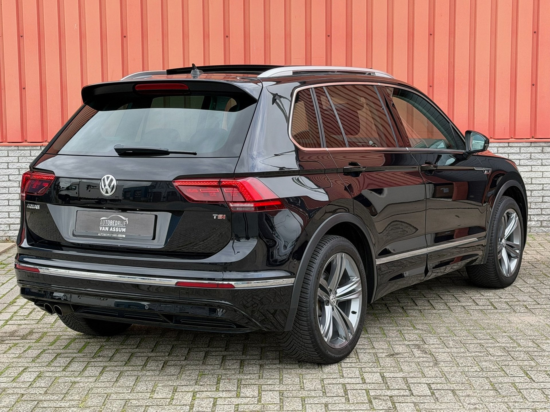 Foto 3 van Volkswagen Tiguan 1.4 TSI ACT R-Line Pano Virtual Memory 360