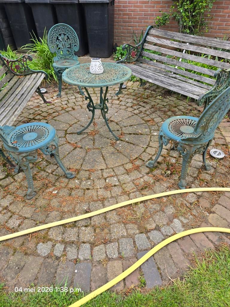 Gietijzeren stoelen met tafel., Ophalen, Gebruikt, Metaal