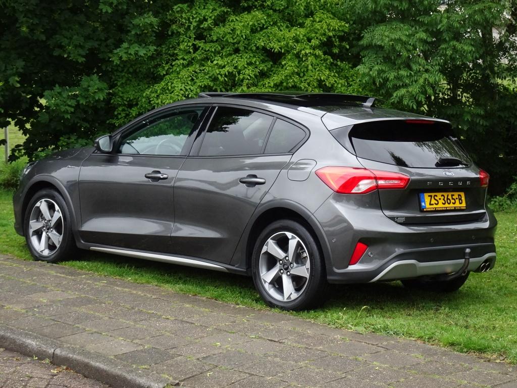 Ford Focus 1.0 125pk Active met Camera, Panoramadak en Trekh, 125 pk, Gebruikt, Euro 6, Origineel Nederlands