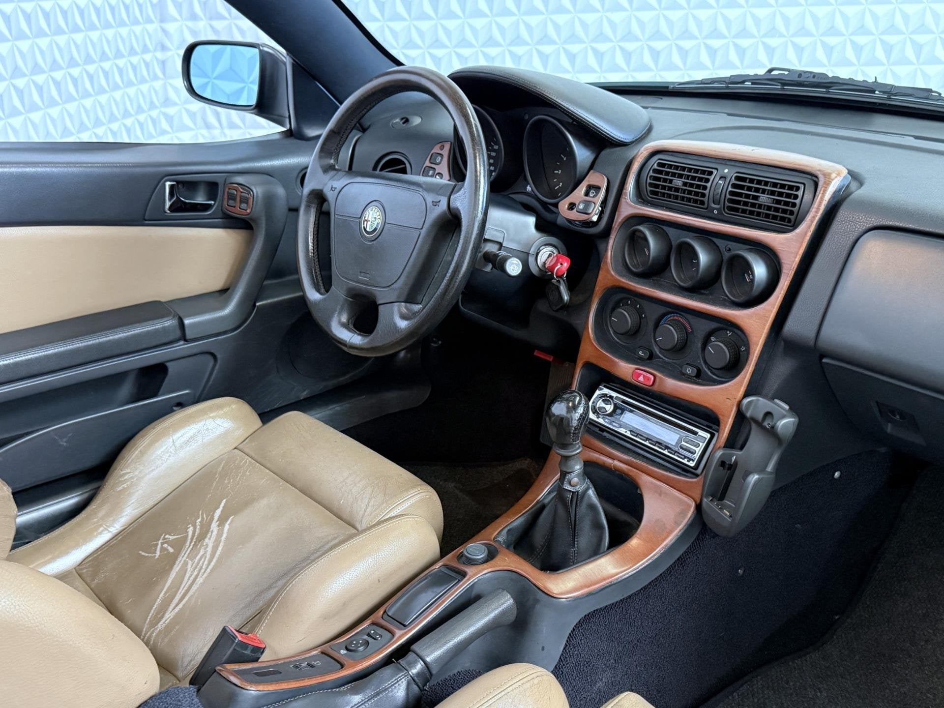 Alfa Romeo Spider 3.0-12V V6 L Disegno Pininfarina (1995), Voorwielaandrijving, Beige, 192 pk, Cabriolet