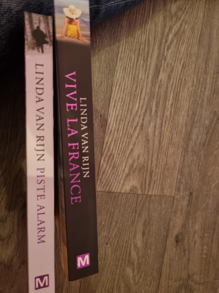 Linda van Rijn boeken: Piste Alarm & Vive la France, Ophalen of Verzenden, Gelezen, Linda van Rijn, Nederland