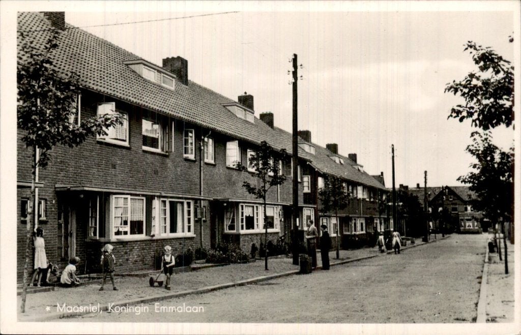 Maasniel - Koningin Emmalaan - rij woningen, Ophalen of Verzenden, 1940 tot 1960, Gelopen, Limburg