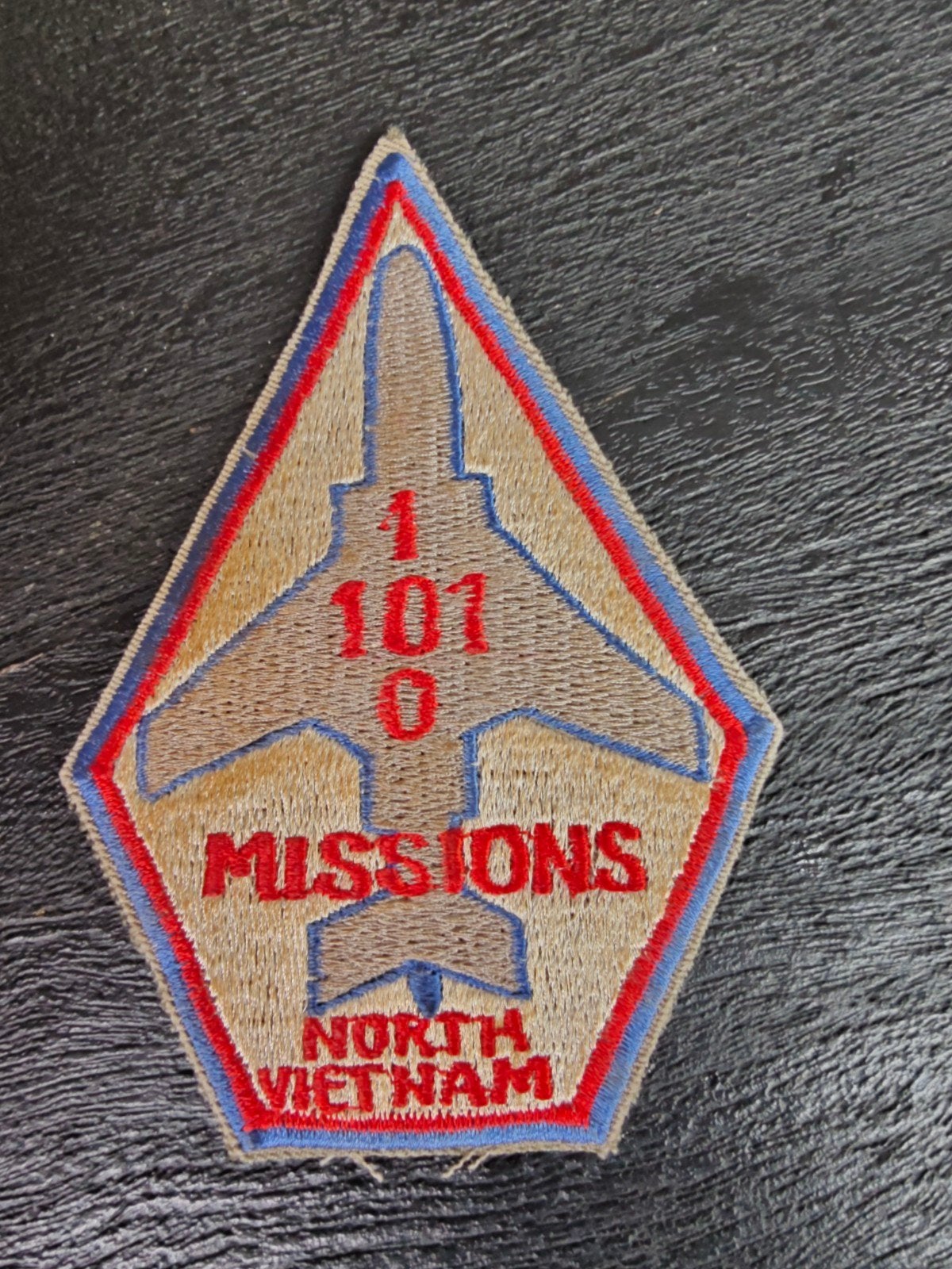 US Air Force Vietnam F101 ...100 Missions North Vietnam peri, Ophalen of Verzenden, Luchtmacht, Amerika, Embleem of Badge