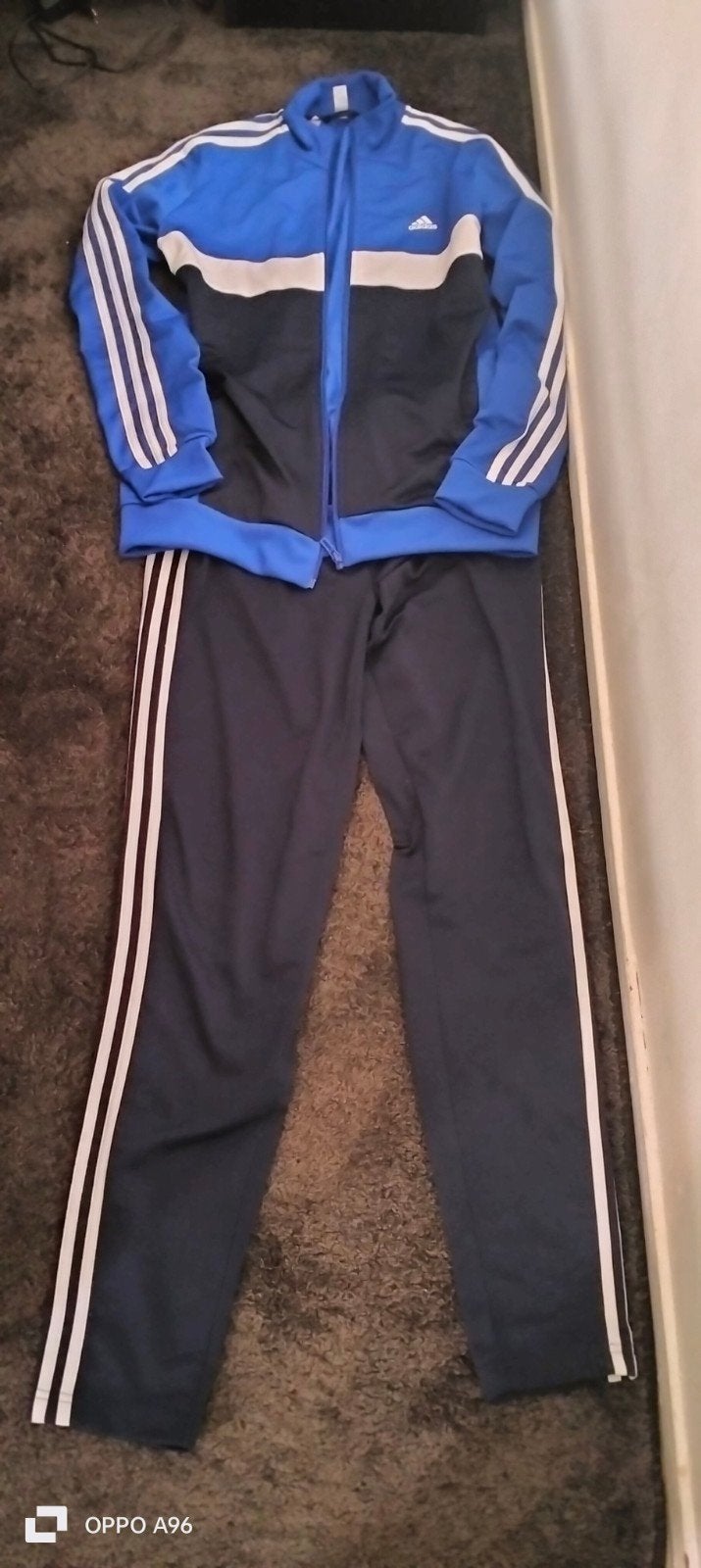 Adidas pak vest is nieuw en broek een keer gebruikt, Ophalen, Zo goed als nieuw, Blauw