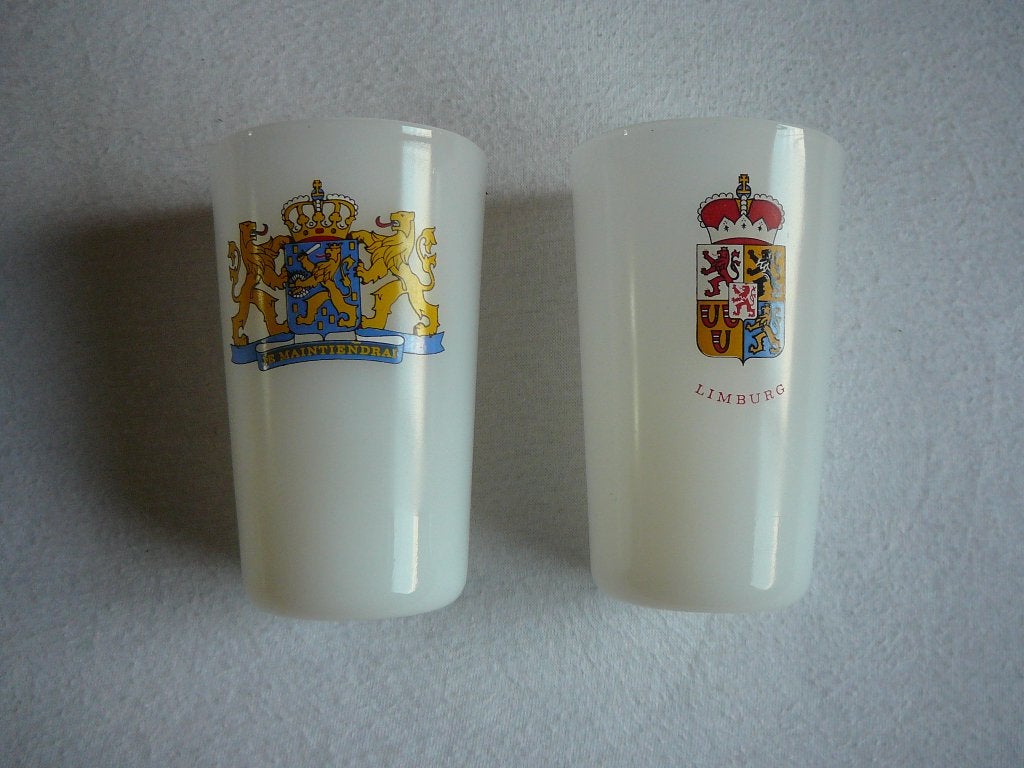 2 melkwitte glazen, je maintendrai en limburg, Ophalen of Verzenden, Zo goed als nieuw