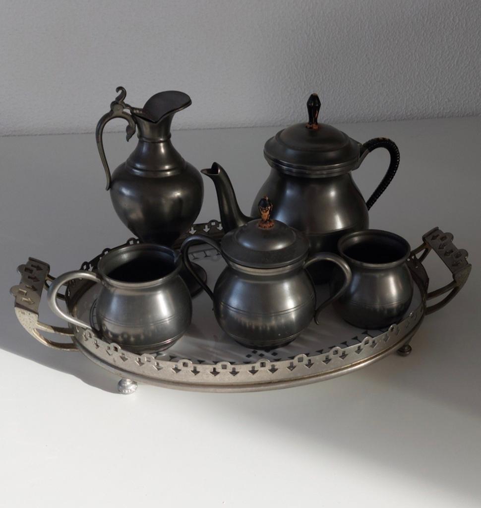 Leuke Tinnen theestel
theeservies op
dienblad voor €75, Antiek en Kunst, Ophalen of Verzenden