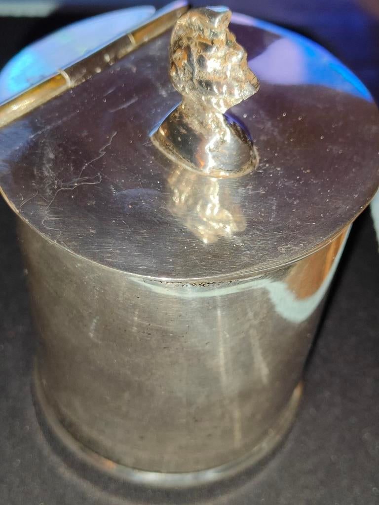 Antiek zilverkleurig theebusje met figuur op deksel, Ophalen of Verzenden, Zilver